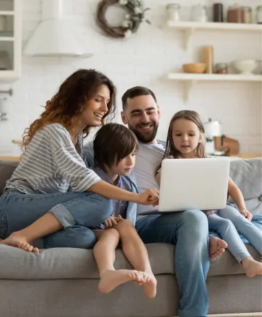 Familia no sofá usando um notebook